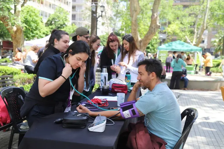 La UNR ofrece controles médicos gratuitos en plaza Montenegro