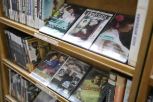 Fachada de la UNR y archivo audiovisual de la ciudad de Rosario