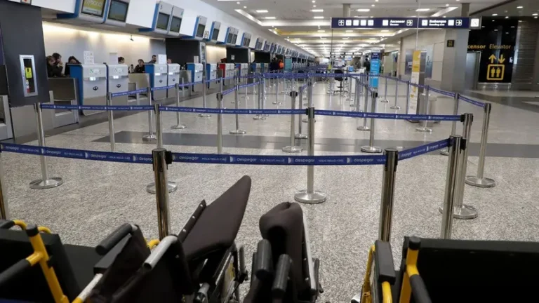 Levantaron el paro de controladores y los vuelos operan normal