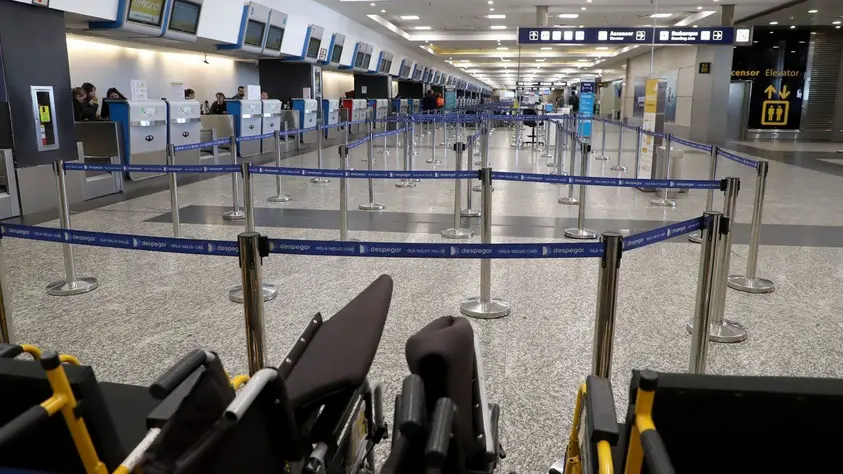 Levantaron el paro de controladores y los vuelos operan normal