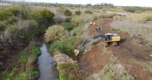 Máquinas trabajando en canales troncales para reducir el riesgo de inundaciones en la región