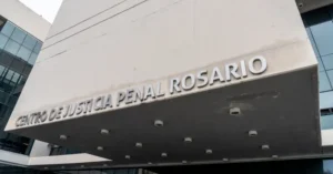 Patrullero en operativo de control policial en barrio Godoy