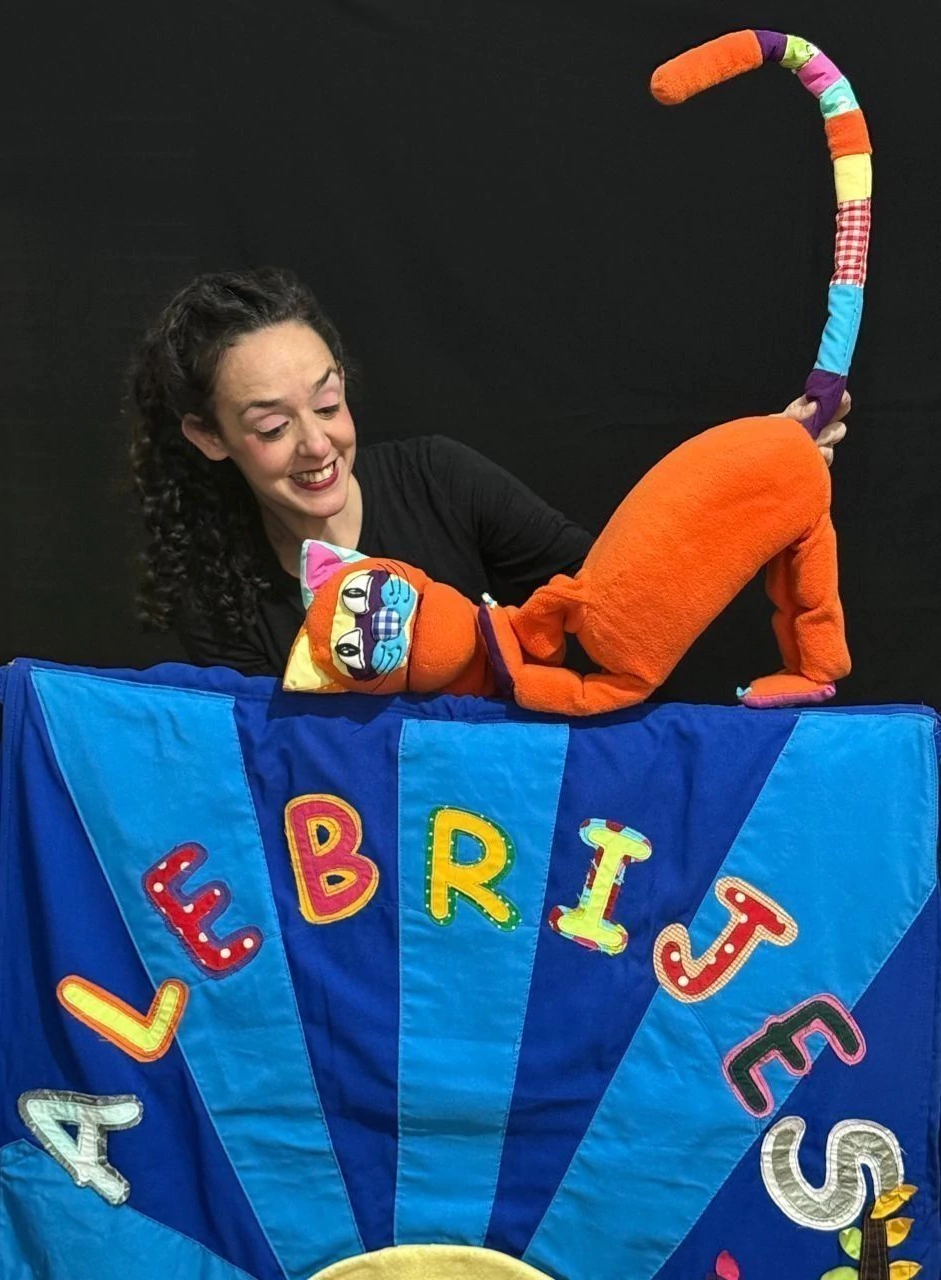 Luna Gatuna es un cuento narrado con títeres y objetos que invita a las infancias a ser parte del relato.