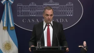 Manuel Adorni durante una conferencia de prensa en Casa Rosada