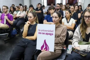 Marcha de antorchas en Rosario por la ley universitaria