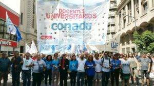 Docentes universitarios aceptaron el 31% de aumento