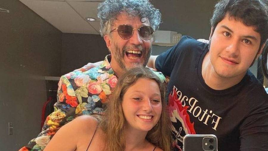 Fito Páez se mostró acompañado de sus hijos Martín y Margarita.