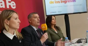 Ciudadanos de Santa Fe realizando trámites para refinanciar deudas