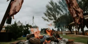 Fiesta popular en Matilde con asado, mate y autos clásicos