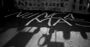 Fachada del Museo de la Memoria de Rosario durante una actividad cultural