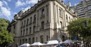 Más de 100 artistas participan del Mercado de las Artes en la ex Aduana de Rosario