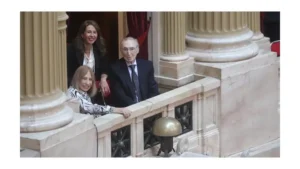 Milei abrió el Congreso rodeado de ministros, embajadores y familia