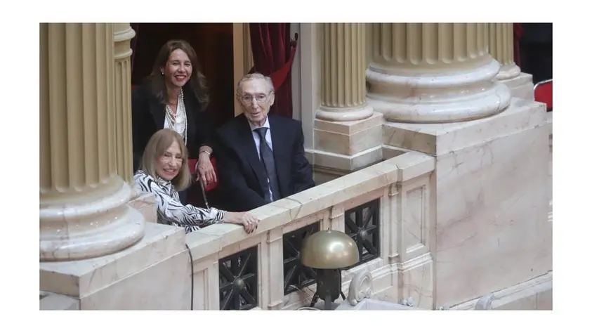 Milei abrió el Congreso rodeado de ministros, embajadores y familia