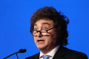 El presidente Javier Milei y el exmandatario Mauricio Macri en un acto público