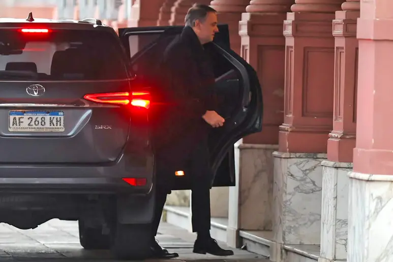 Milei defendió a Adorni pero advirtió que lo echará si es culpable