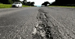 El Gobierno de Javier Milei autorizó a la provincia de Santa Fe a hacerse cargo de la gestión de distintos tramos de rutas nacionales, con la posibilidad de implementar concesiones y cobrar peajes, mientras la Nación conserva la titularidad y la supervisión general del sistema vial.