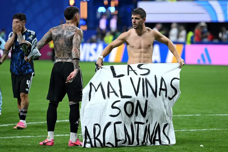 Milei relativizó posible sanción por bandera de Malvinas