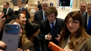 Javier Milei durante un viaje oficial al exterior