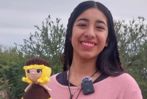 Morena teje crochet para pagar su cumpleaños de 15