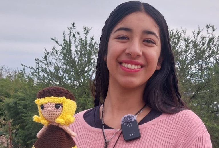 Morena teje crochet para pagar su cumpleaños de 15