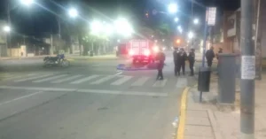 Patrullero y personal policial en un siniestro vial en avenida Oroño