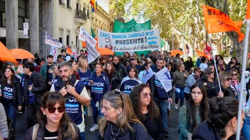 Multitudinaria marcha en Rosario en defensa de la salud pública