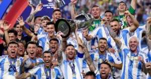 Aficionados del fútbol compran entradas para el Mundial 2026