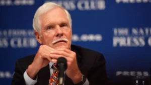 Retrato de Ted Turner, creador de CNN y pionero de la televisión 24 horas