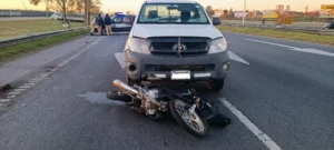 Patrullero y personal policial en un siniestro vial en Circunvalación
