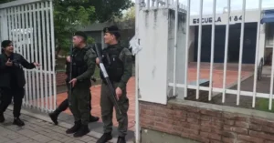 Patrullero frente a una escuela de barrio Ludueña tras una amenaza
