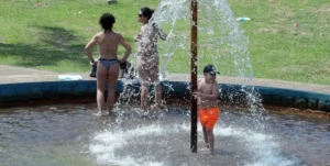Personas caminando bajo el sol en Santa Fe en plena ola de calor