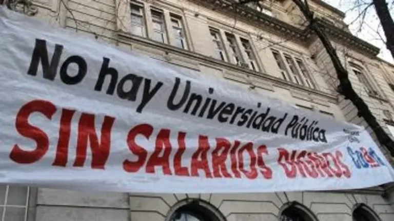 Universitarios de Rosario paran por ley de financiamiento
