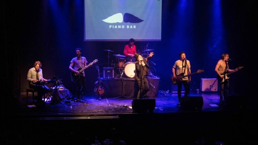 La banda tributo a Charly García se presenta en nuestra ciudad en el teatro Broadway y estrena su primer videoclip "No me dejan salir".