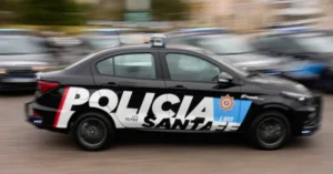 Móvil policial y cinta perimetral en un operativo en Rosario