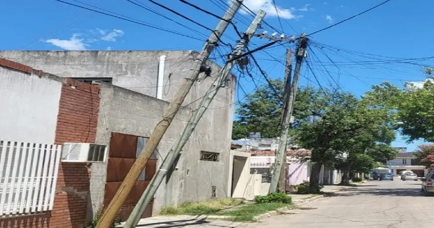 Postes en mal estado: crecen las denuncias y piden multas duras