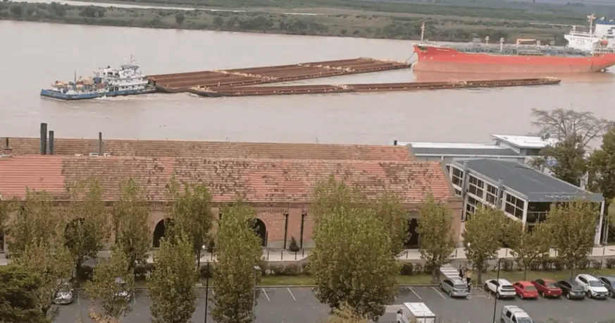 Prefectura analiza el choque de un convoy con un buque frente a Rosario