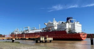 Edificio del Congreso y banderas argentinas en una jornada de debate político