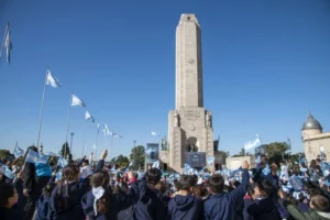 Alumnos prometen lealtad a la Bandera en el Monumento de Rosario