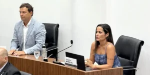 Colectivo urbano circulando por Rosario en medio de la discusión por la tarifa