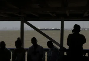 Qué barcos vuelven a cruzar el estrecho de Ormuz