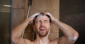 Persona se ducha de noche como parte de su rutina diaria