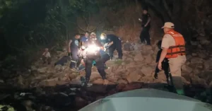 Operativo de rescate de una mujer que cayó de la barranca en Puerto Norte, en Rosario