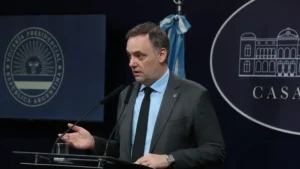 Manuel Adorni en una conferencia de prensa en Casa Rosada