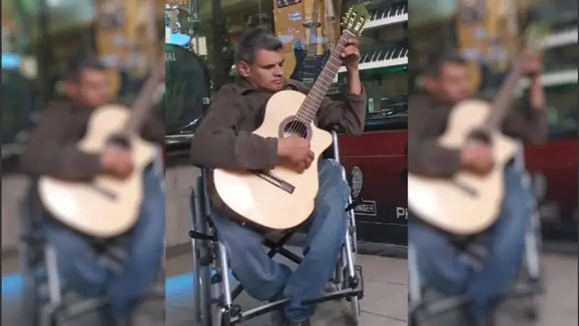 Robaron la guitarra de Marcelo Moyano, músico de la peatonal