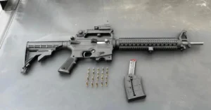 Robo en hamburguesería de barrio Godoy y hallan un arma