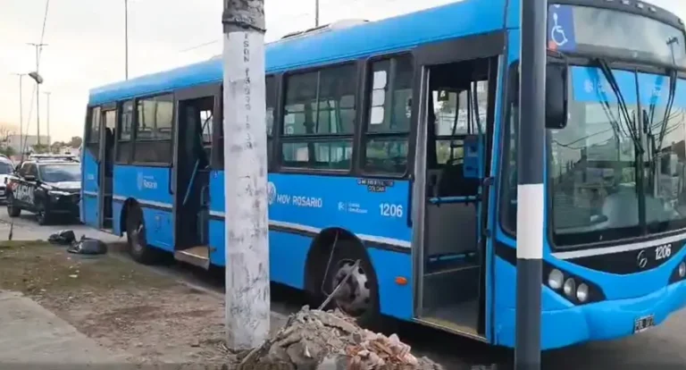 Robó un colectivo que estaba vacío y lo abandonó encendido