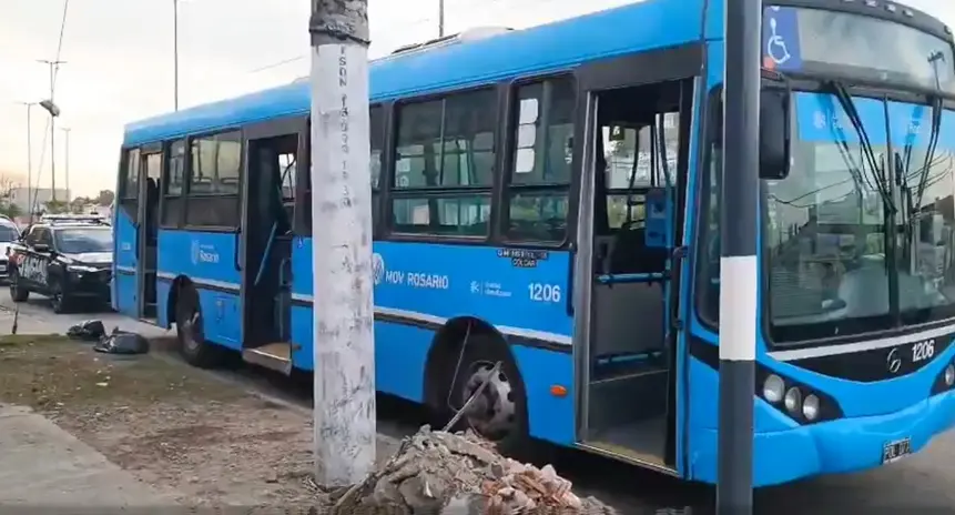 Robó un colectivo que estaba vacío y lo abandonó encendido