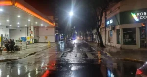 Patrullero y moto accidentada en la esquina de España y Pellegrini