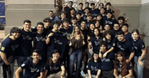 Romina Diez en un acto con estudiantes en Rosario