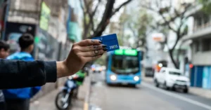 Colectivo urbano y bicicletas del sistema Mi bici tu bici en Rosario